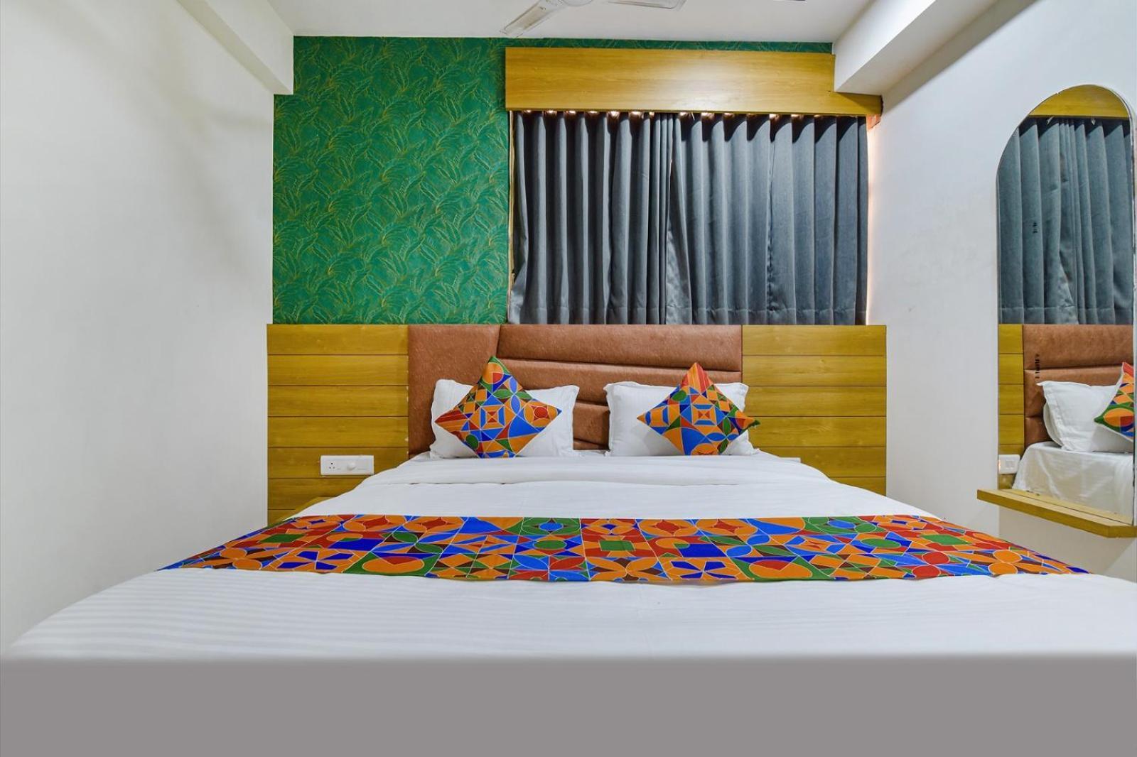 Hotel Green Tree Ахмедабад Екстер'єр фото